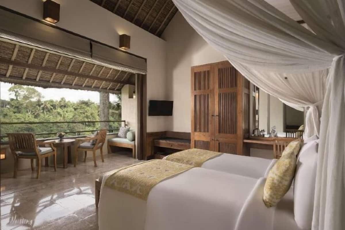 Premium bedding, minibar, in-room safe, laptop workspace