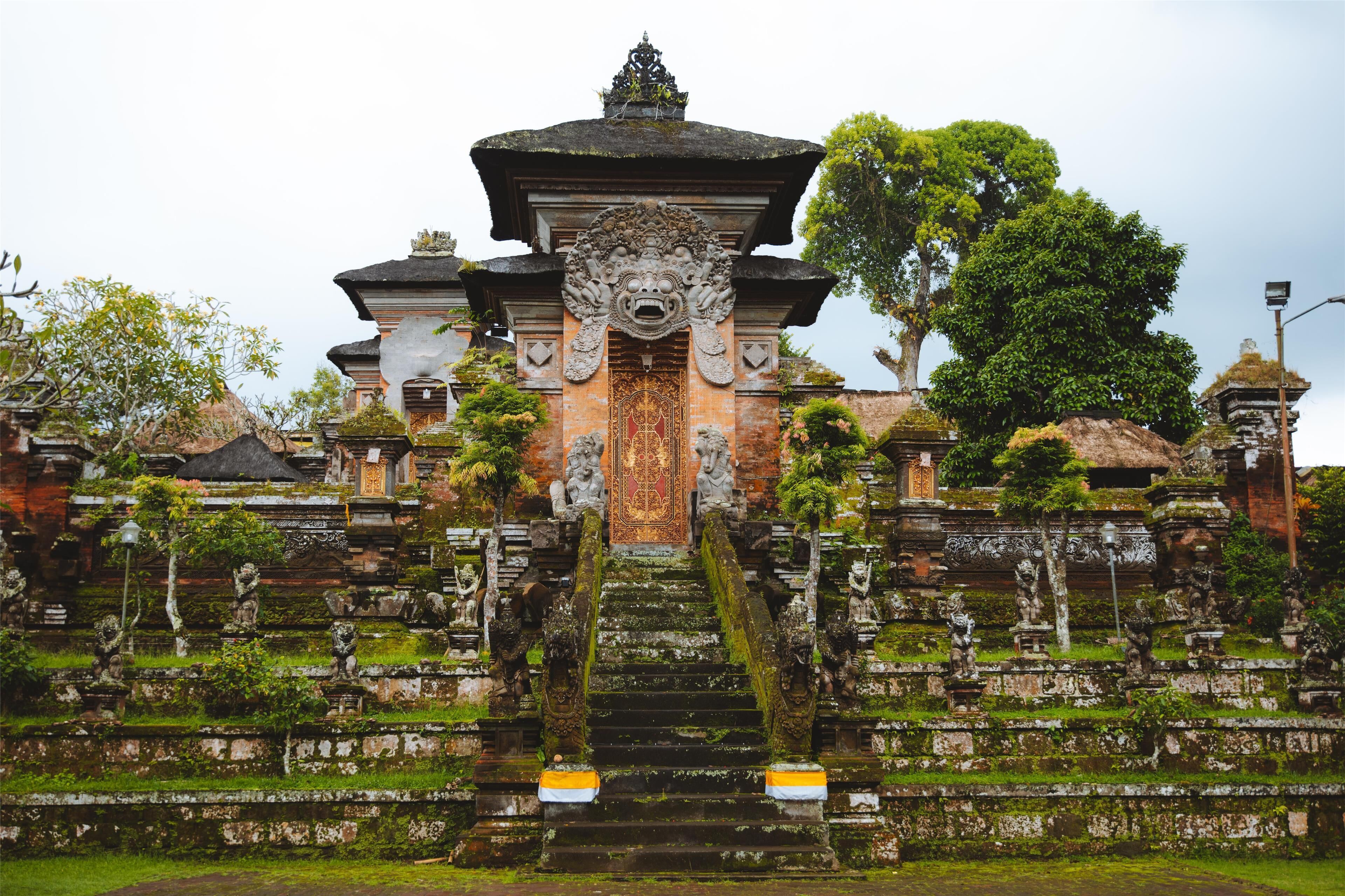 Ein Tempel mit einem aufwendigen Haupteingang, Steinstufen und Statuen.