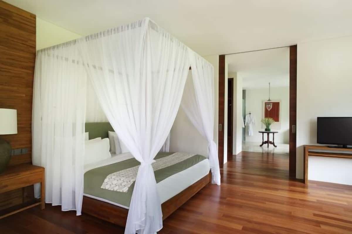 Premium bedding, minibar, in-room safe, laptop workspace