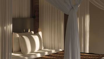 Ropa de cama de alta calidad y minibar