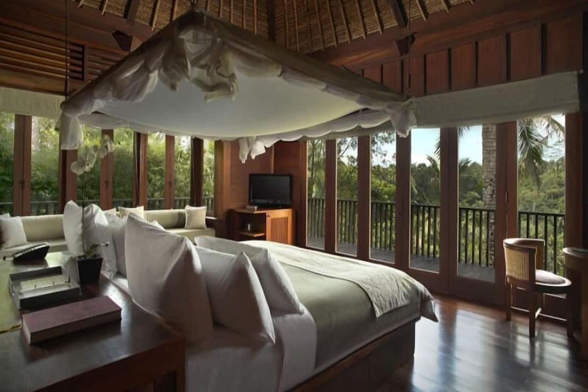 Ylelliset vuodevaatteet, minibaari, tallelokero huoneessa