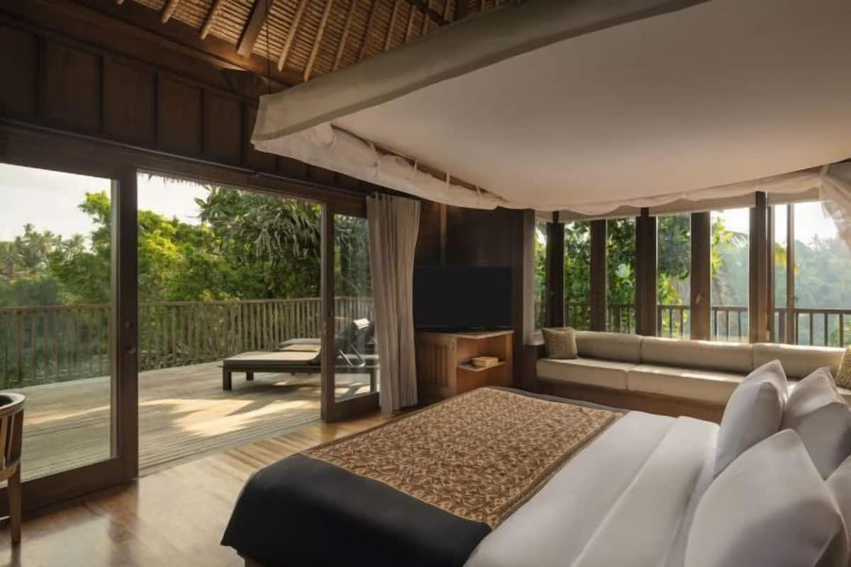 Premium bedding, minibar, in-room safe, laptop workspace