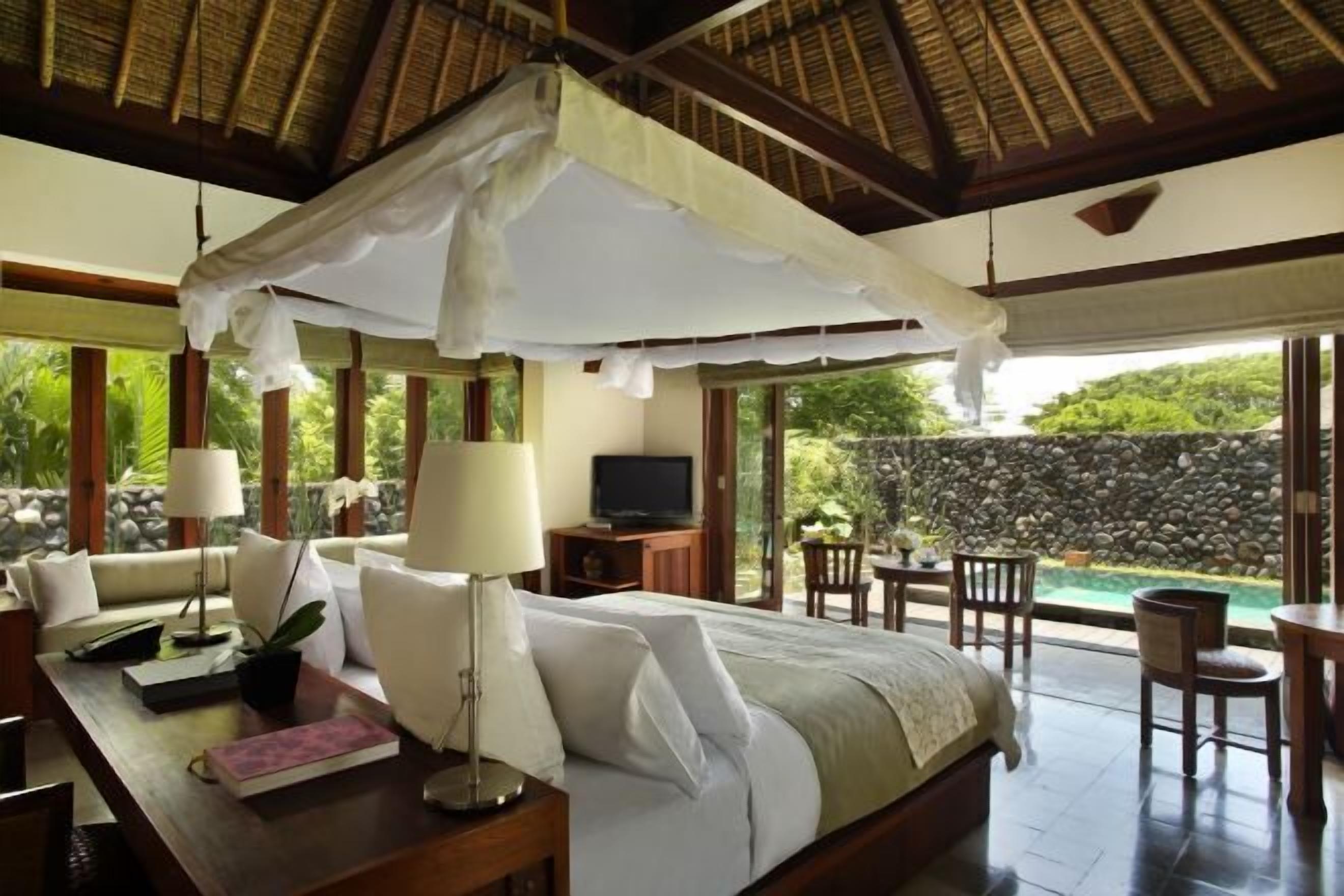 Roupas de cama premium, frigobar, cofres nos quartos