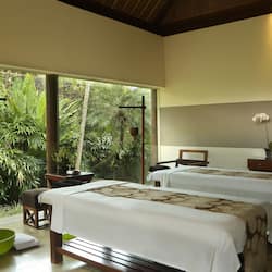 Couples treatment rooms, body treatments, aromatherapy, body wraps