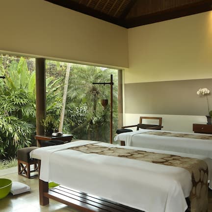 Couples treatment rooms, body treatments, aromatherapy, body wraps