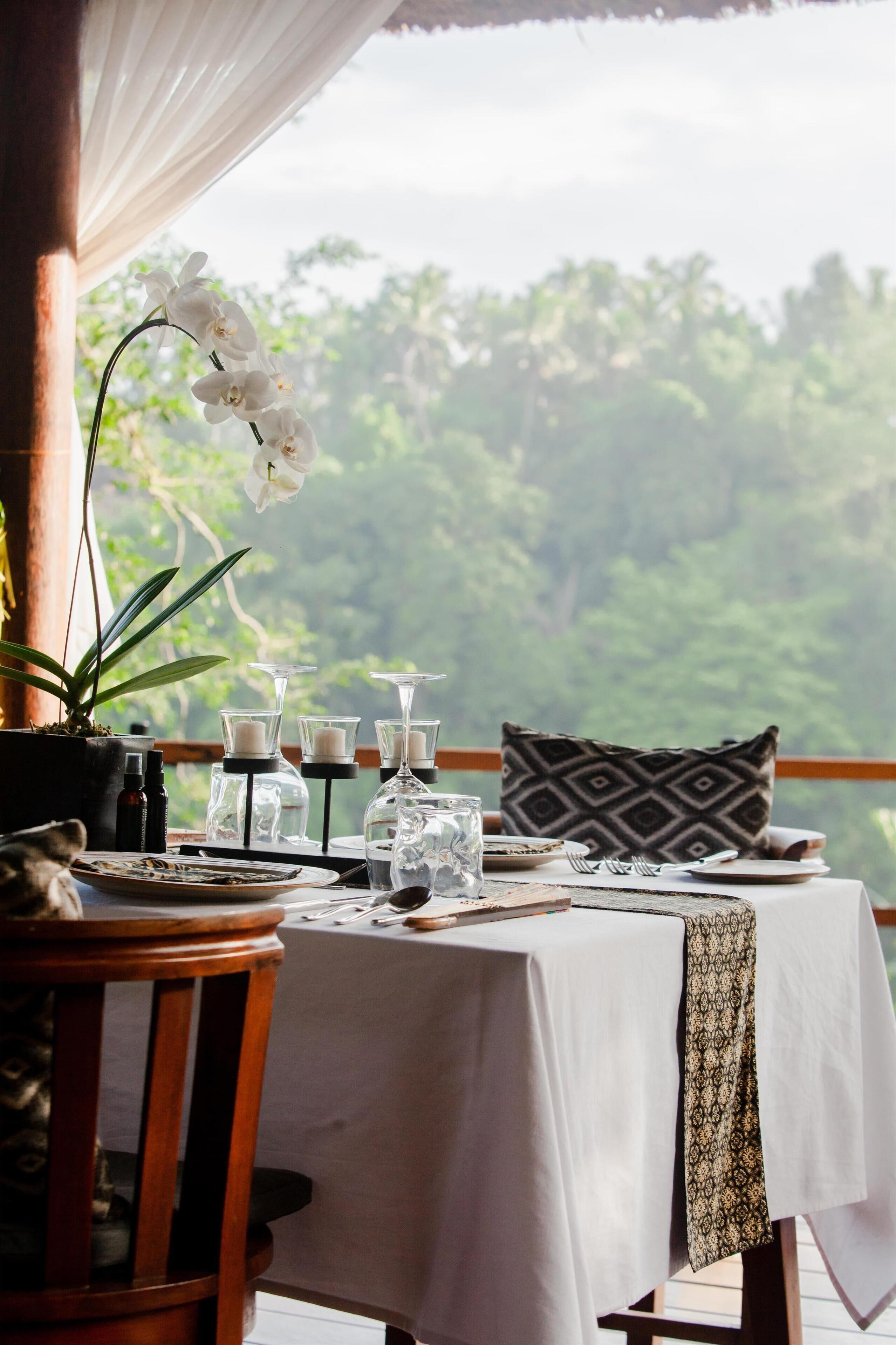 breakfast, lunch and dinner served