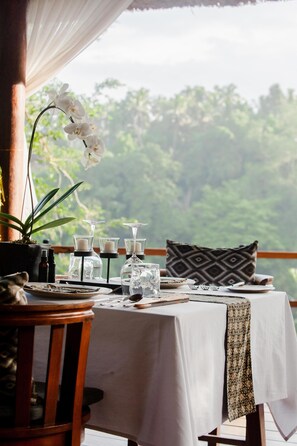 Breakfast, lunch and dinner served - Alila Ubud. Bali (Ubud)