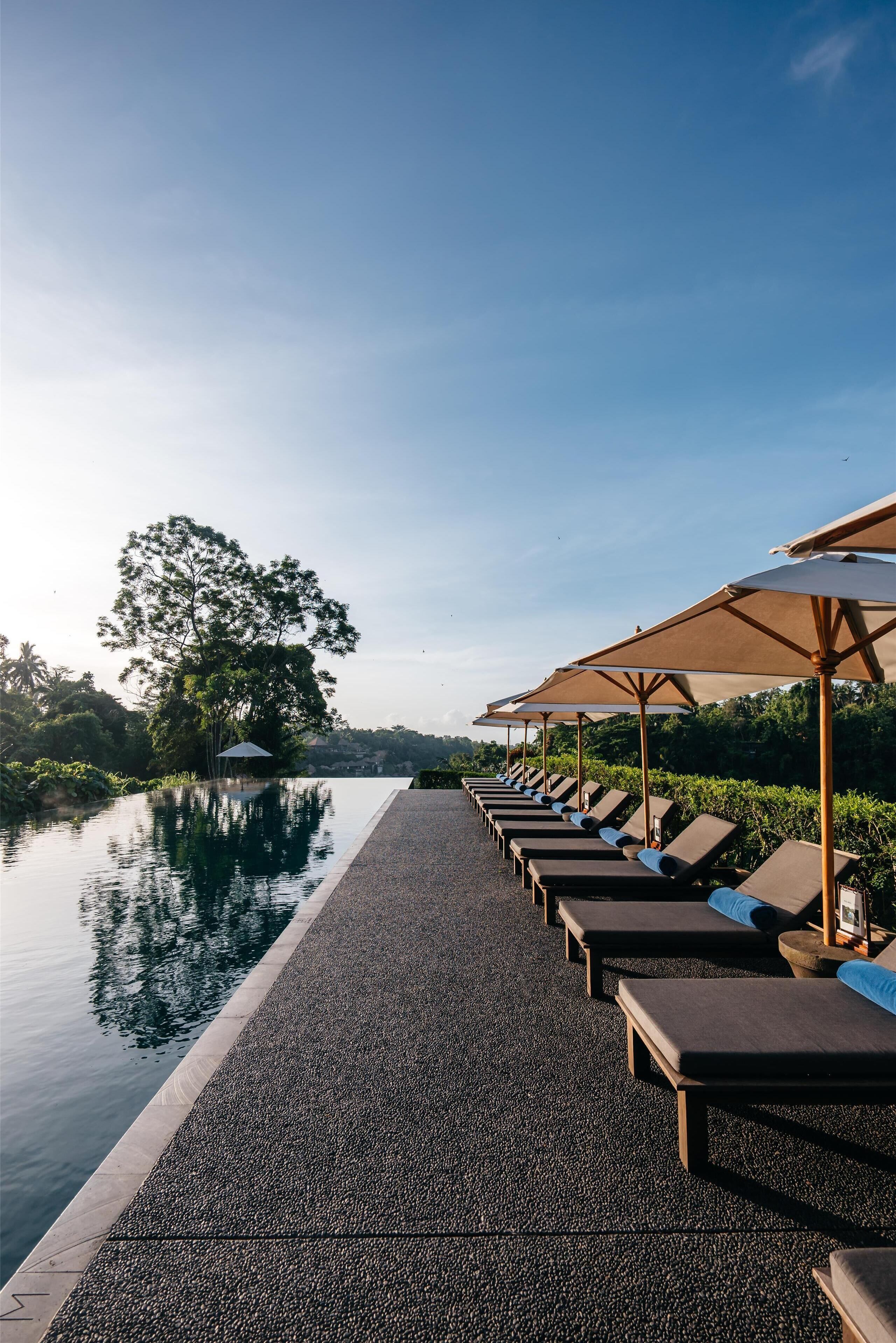 Utomhuspool och solstolar