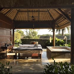 Couples treatment rooms, body treatments, aromatherapy, body wraps