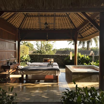 Couples treatment rooms, body treatments, aromatherapy, body wraps