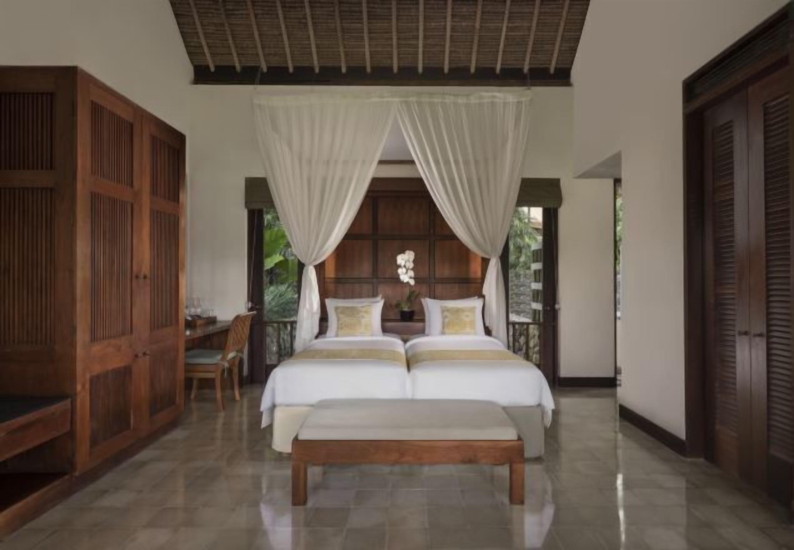 Roupas de cama premium, frigobar, cofres nos quartos
