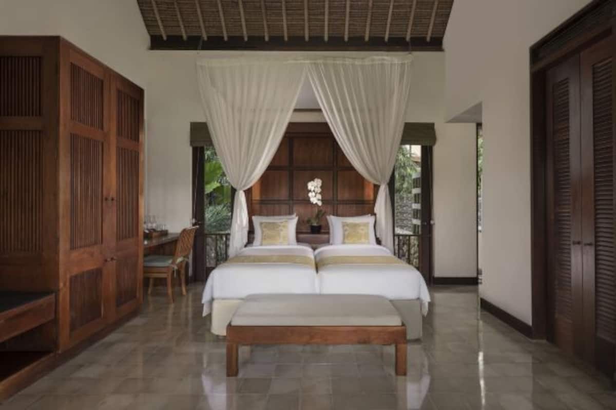 Roupas de cama premium, frigobar, cofres nos quartos