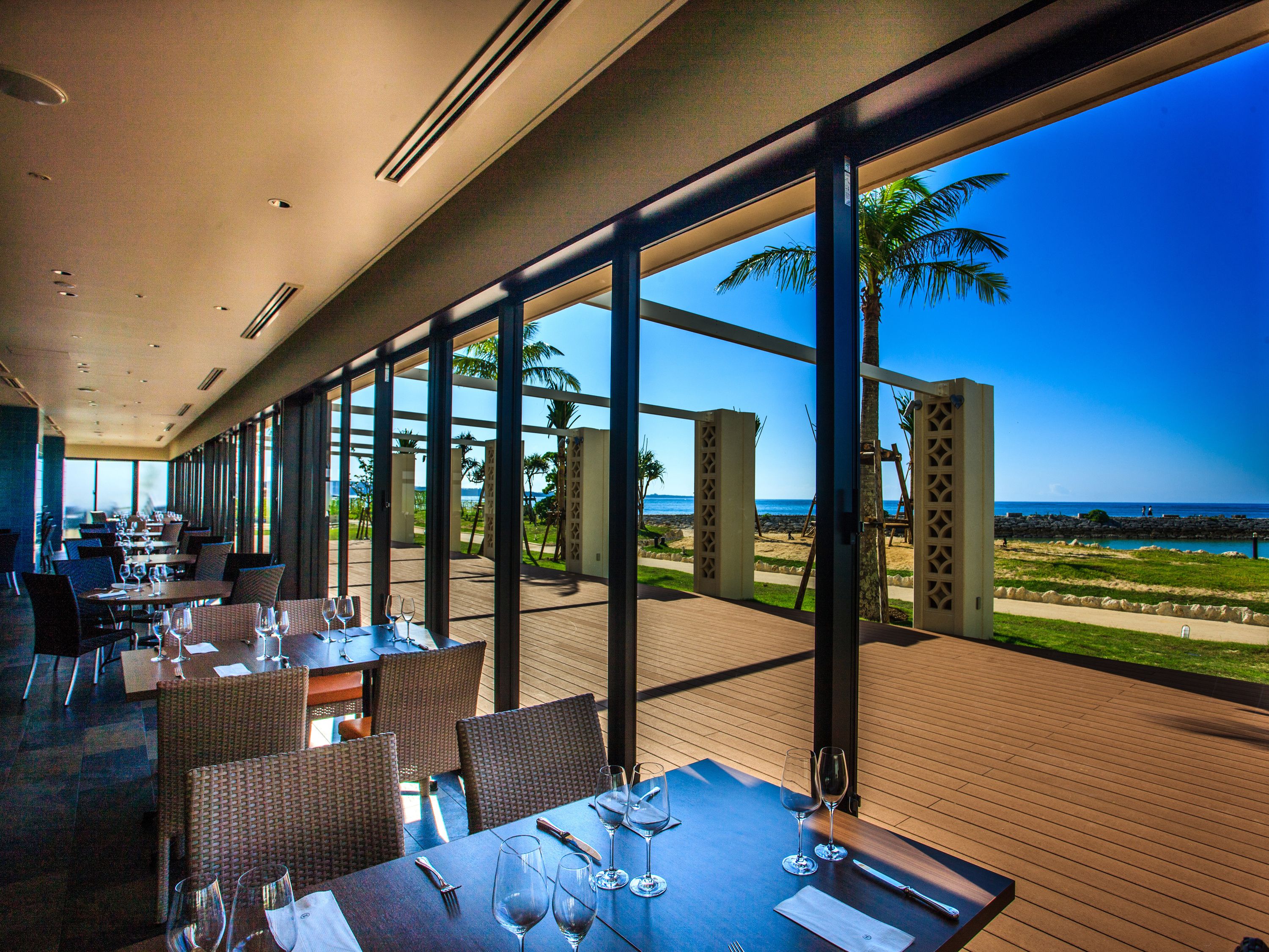 2 restaurants servant le petit déjeuner, spécialités Cuisine fusion