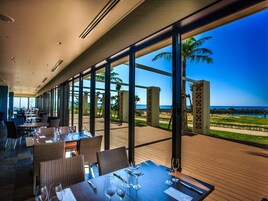 2 restaurantes; se sirve desayuno, almuerzo y cena; cocina fusión