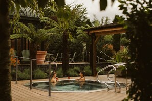 Sauna, hot tub, steam room, body treatments, aromatherapy