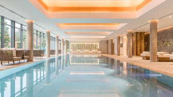 Piscine couverte, chaises longues