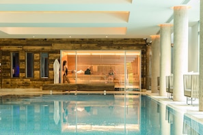 Piscine couverte, chaises longues