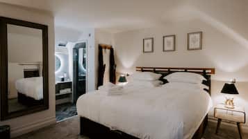 Cottage, 1 Bedroom | Minibar, in-room safe, individually decorated, individually furnished