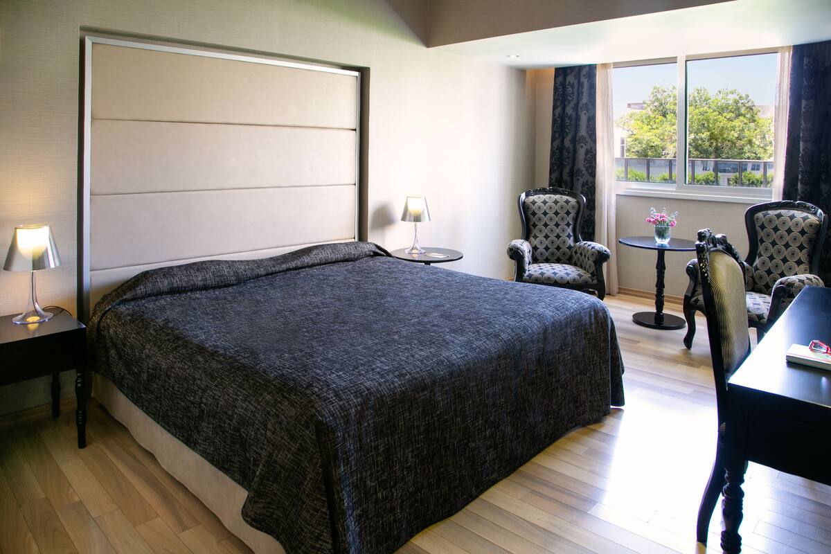 Minibar, caja fuerte, cortinas opacas y sistema de insonorización