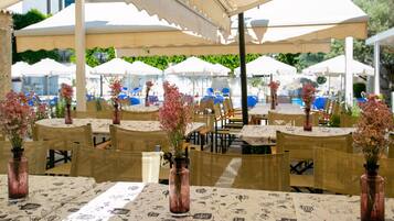 2 Restaurants, Frühstück, Mittagessen, Abendessen, griechische Küche