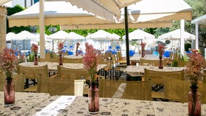 2 restaurants, servant le déjeuner et le dîner; cuisine grecque