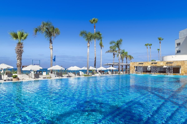 Piscine couverte, 3 piscines extérieures, parasols de plage
