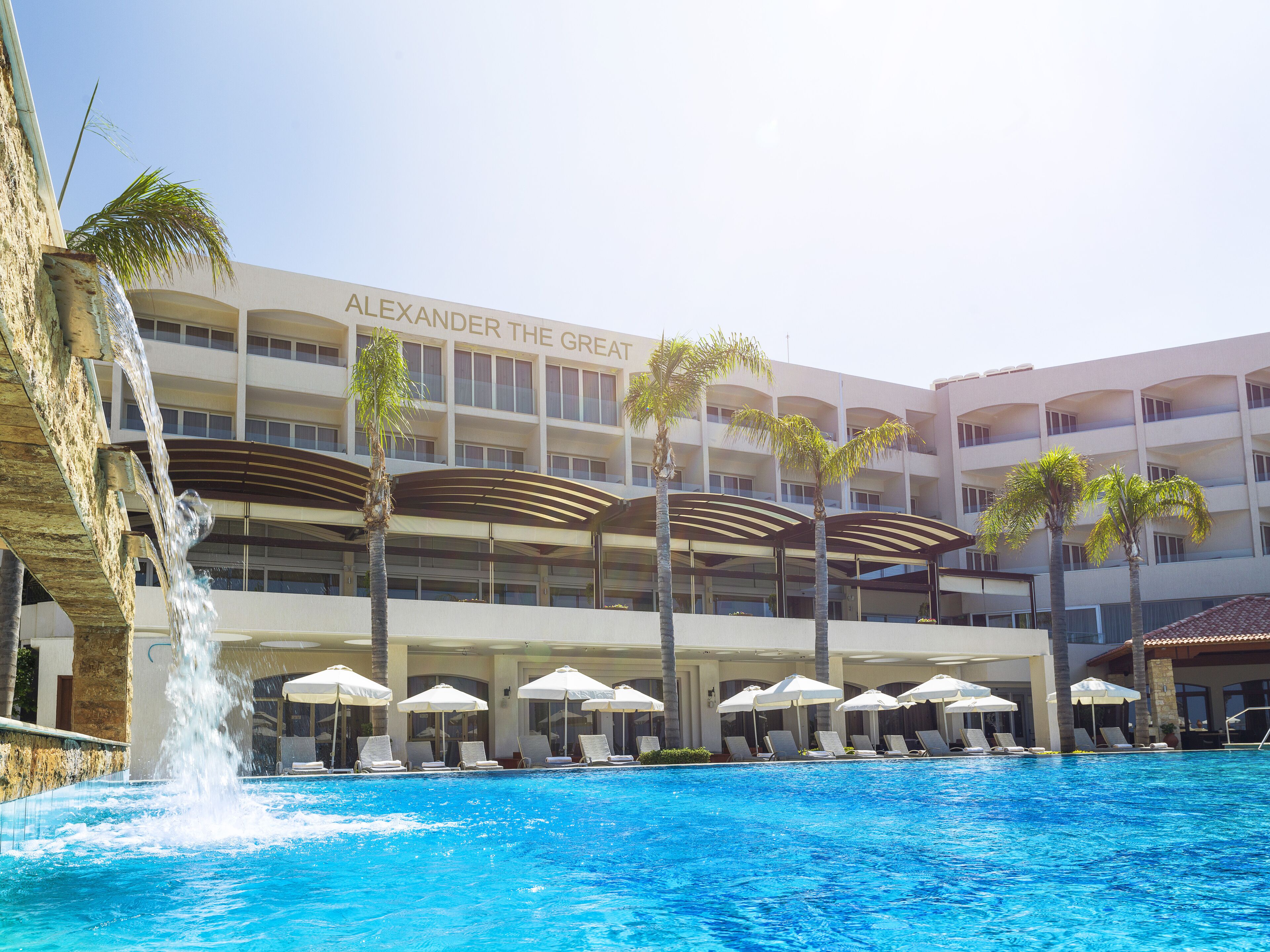 Piscine couverte, 3 piscines extérieures, parasols de plage