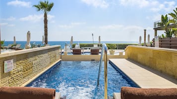 高级小屋, 使用泳池, 花园景观 | 客房景观