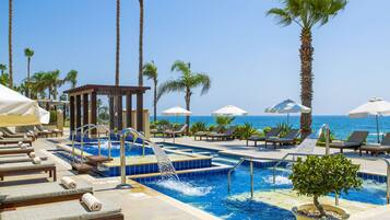 室内游泳池,3 室外游泳池,10:00 至 18:30 开放, 池畔遮阳伞, 日光浴躺椅