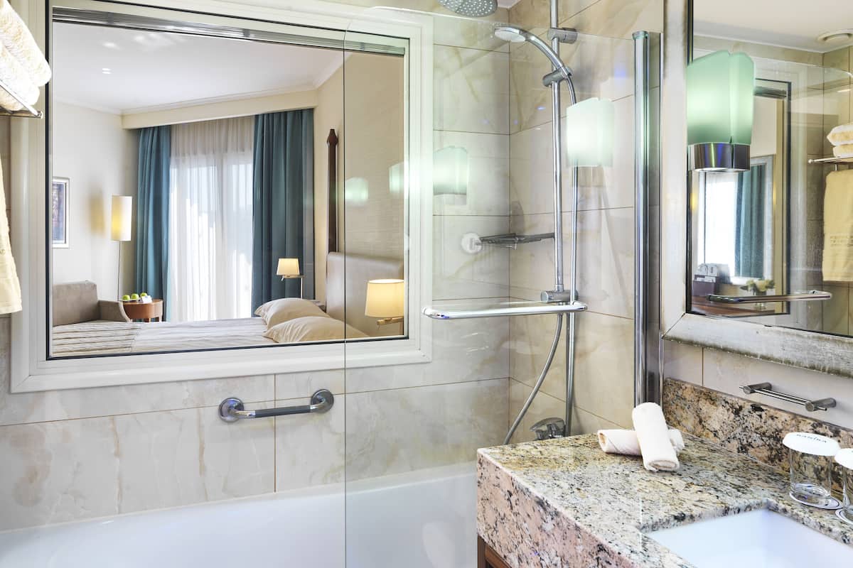 combined shower/bathtub, free toiletries, hair dryer, slippers