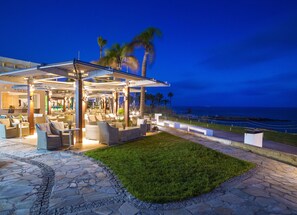 Bar junto a la piscina