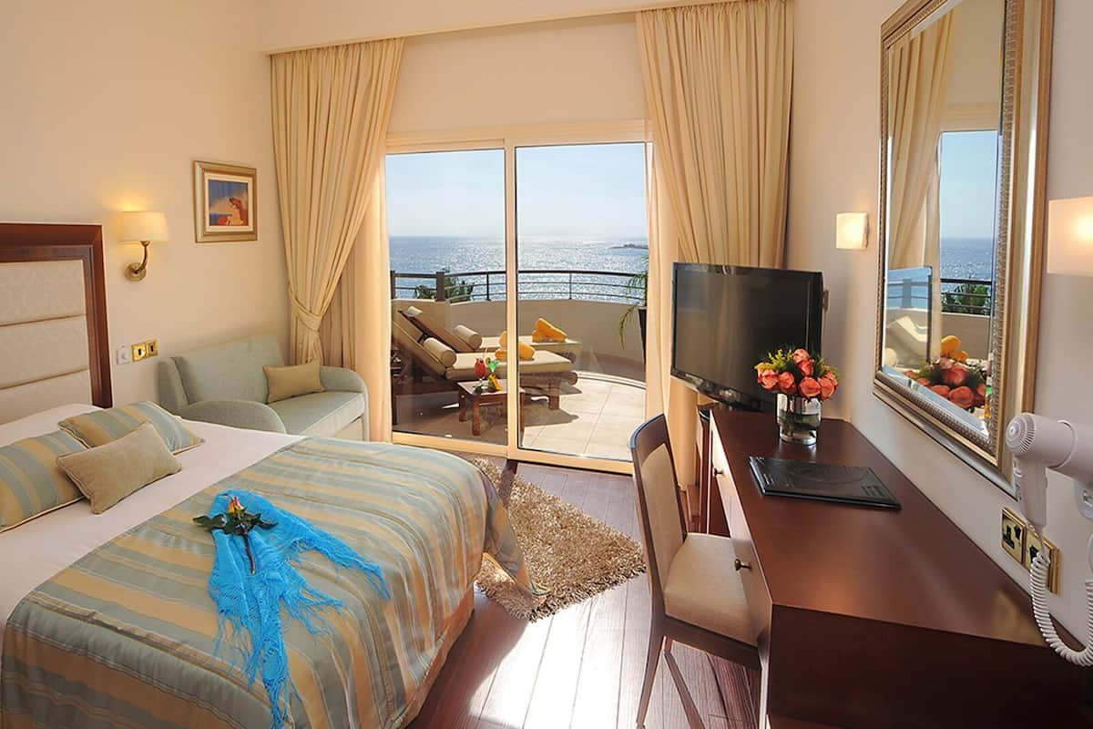 Minibar, in-room safe, desk, blackout drapes