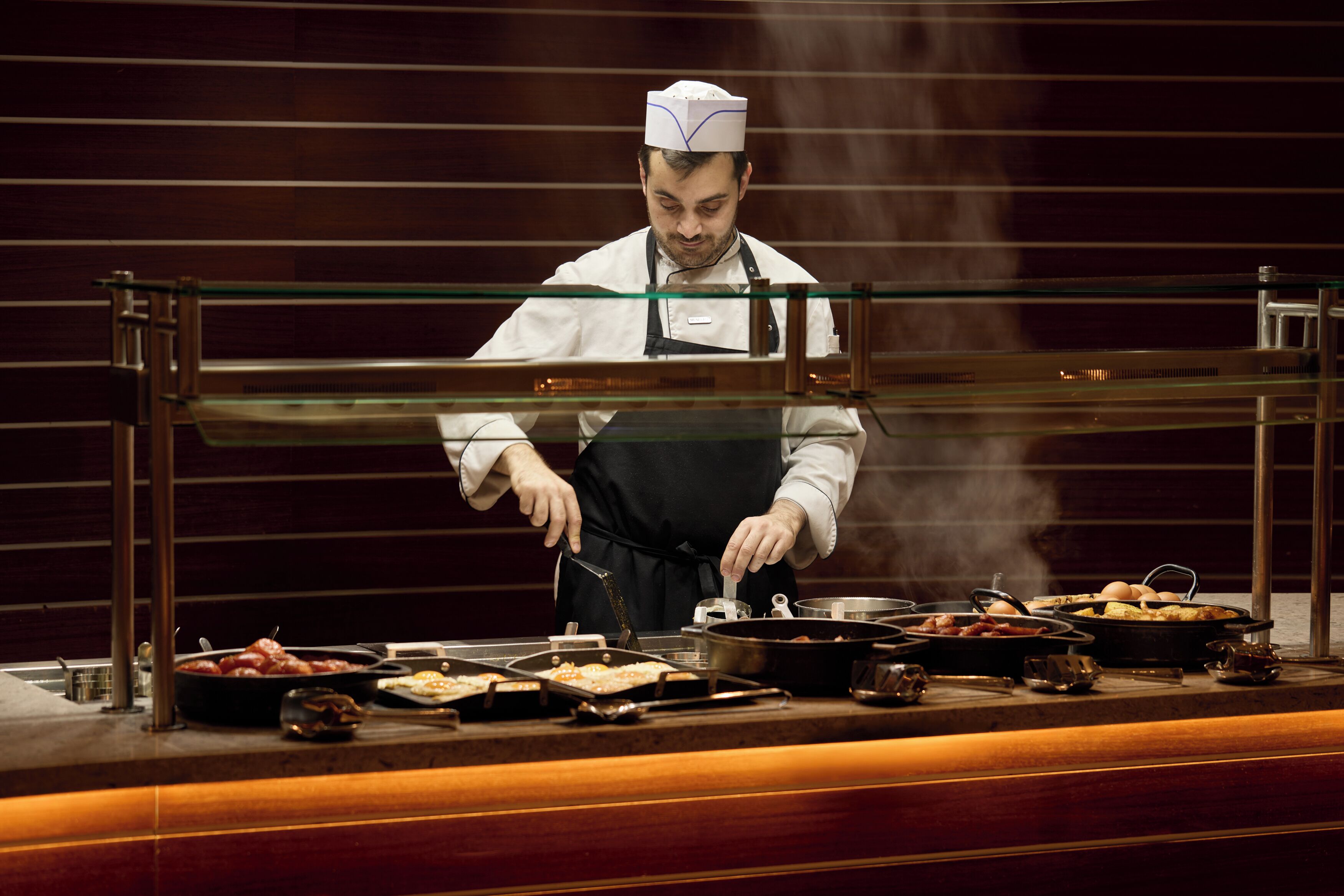 5 restaurants; breakfast, lunch, and dinner served