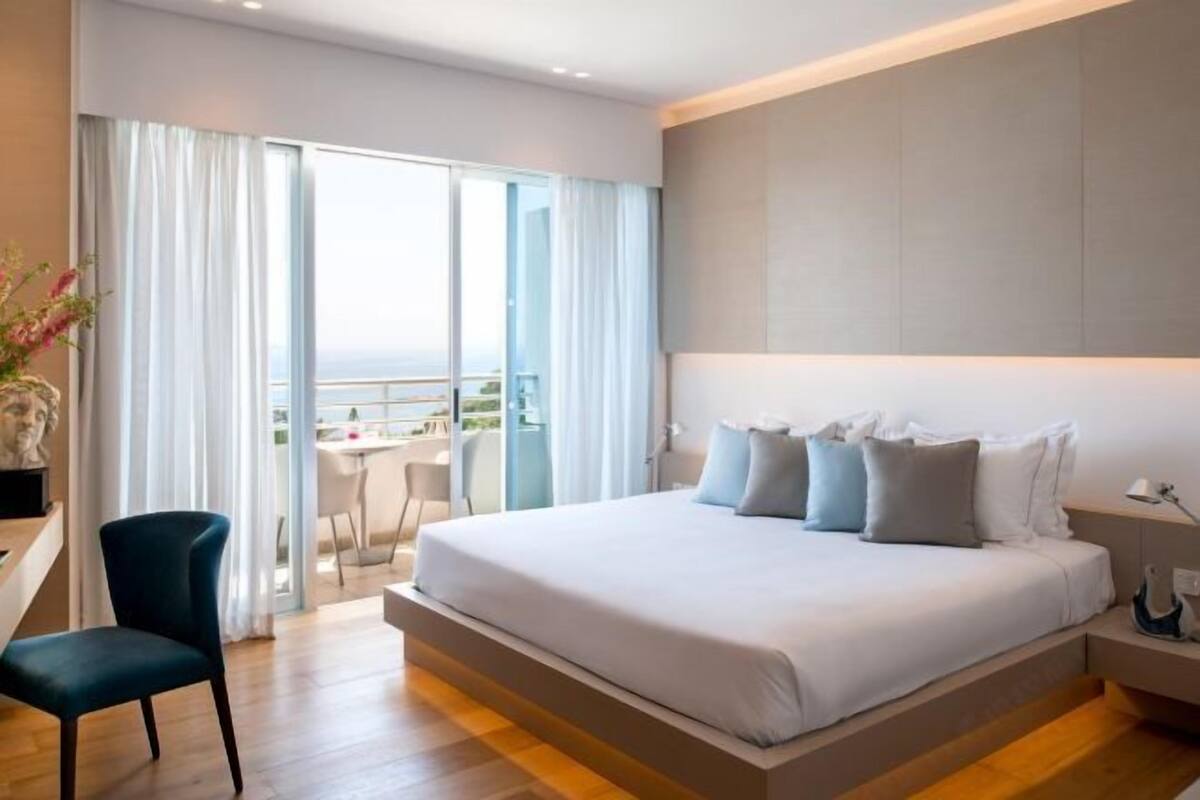 Minibar, caja fuerte, sistema de insonorización y wifi gratis