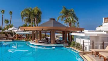 Innenpool, Außenpool, Sonnenschirme, Liegestühle