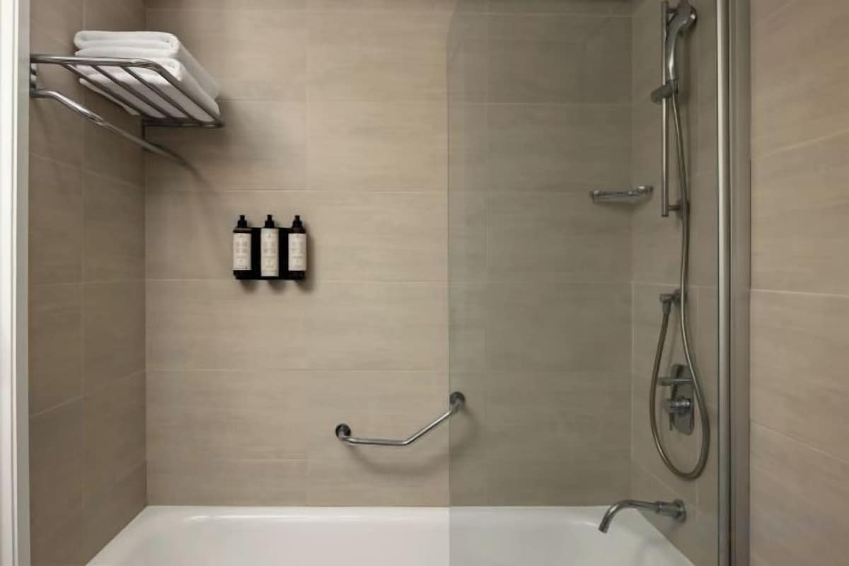 Baignoire, articles de toilette (gratuits), séchoir à cheveux, bidet
