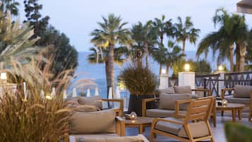 5 restaurantes, se sirven desayunos, comidas, cenas y cocina italiana