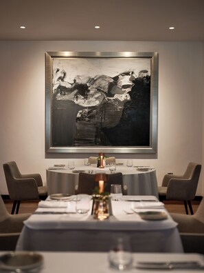 5 restaurants, servant le déjeuner et le dîner; cuisine italienne