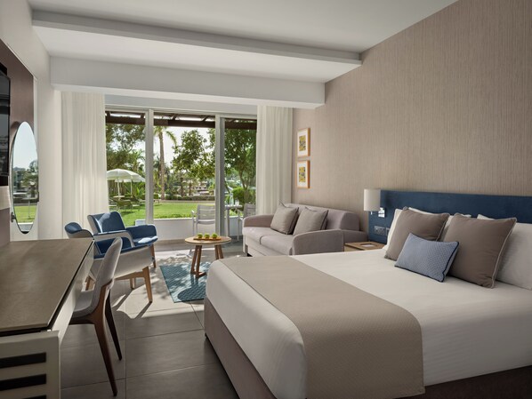 Chambre Familiale, vue piscine | Minibar, coffres-forts dans les chambres, chambres insonorisées