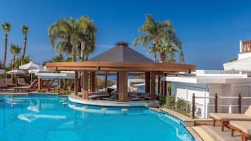 Piscine couverte, piscine extérieure, parasols de plage, chaises longues