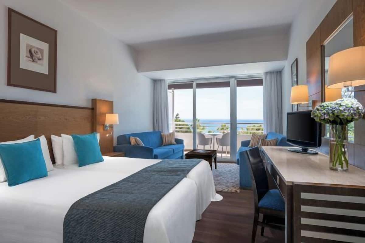 Minibar, in-room safe, soundproofing, free WiFi