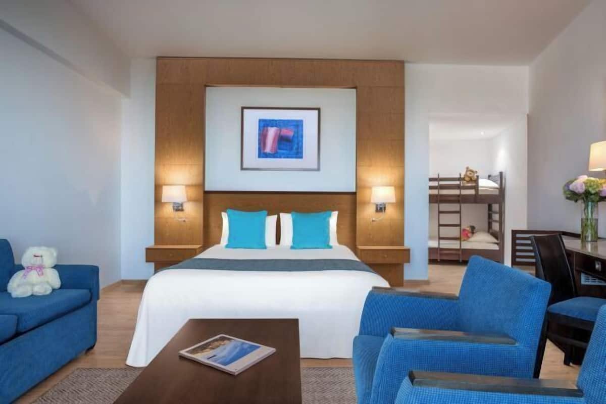 Minibar, in-room safe, soundproofing, free WiFi
