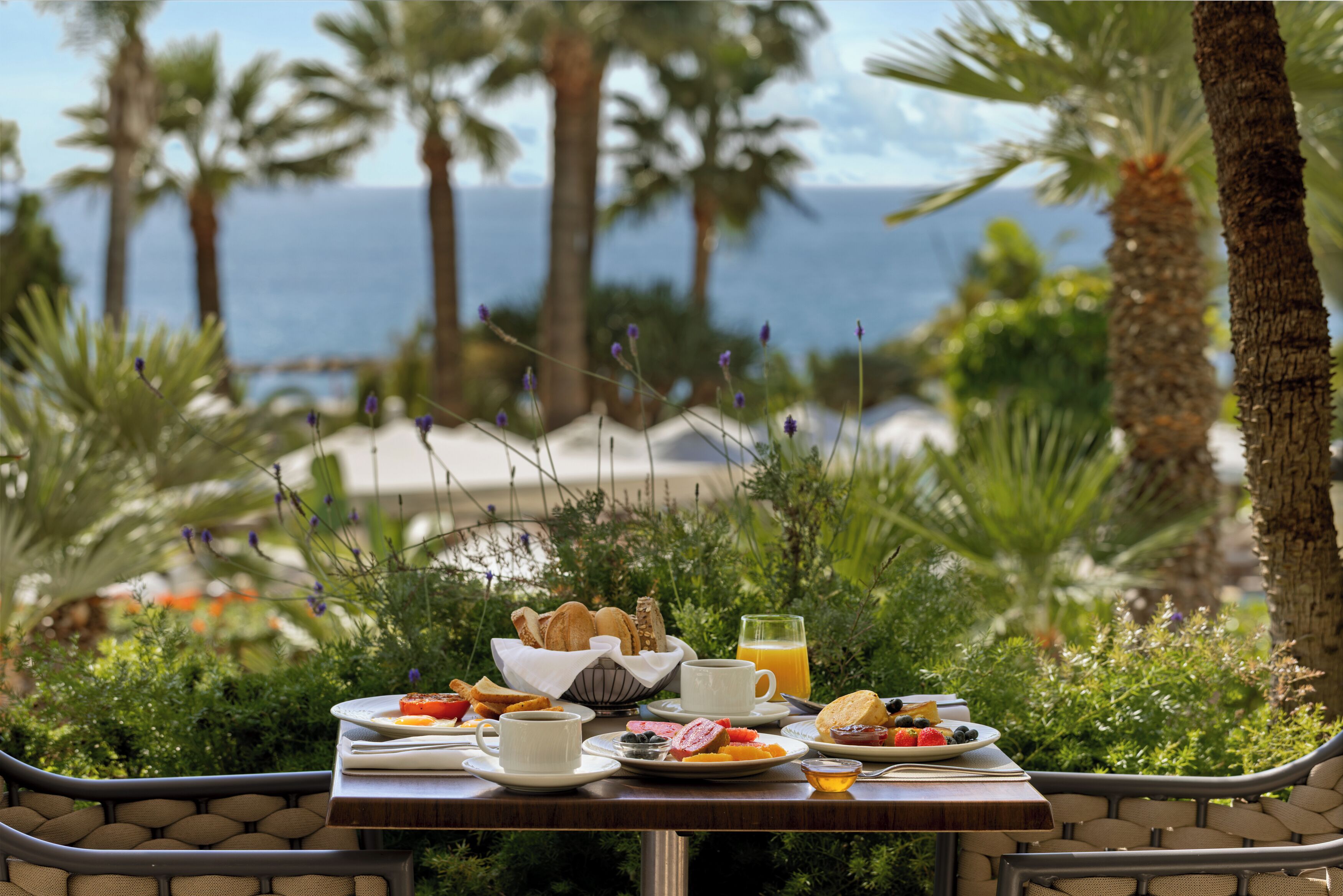5 restaurants, breakfast, lunch, dinner served; Italian cuisine