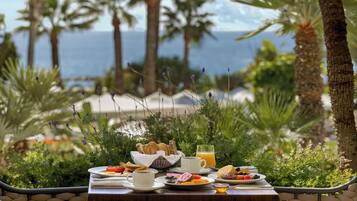 5 restaurants, breakfast, lunch, dinner served; Italian cuisine