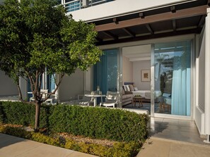 Chambre familiale, vue sur la piscine | Minibar, coffre-fort, système d’insonorisation, accès au Wi-Fi (inclus)