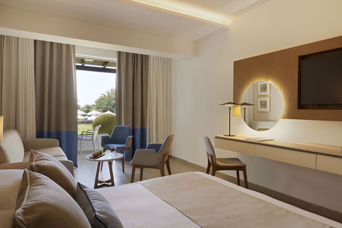 Family Room, Pool View | Minibar, in-room safe, soundproofing, free WiFi
