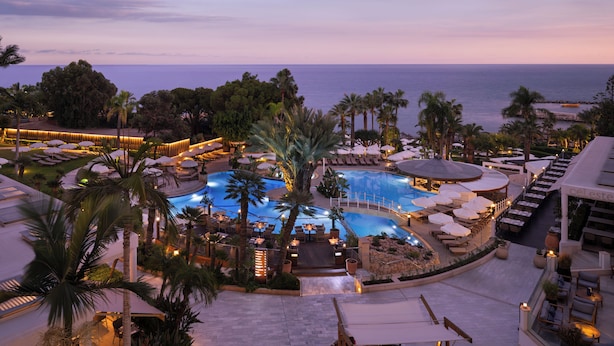 Ein Resort mit Pool, Außenbereich und Blick auf den Ozean.