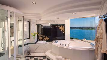 Royal Suite - Direct Front Nile View | Baño | Amenidades de baño gratuitas, secadora de cabello, toallas, jabón