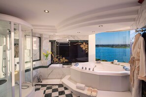 Royal Suite - Direct Front Nile View | Bathroom | Free toiletries, hair dryer, towels, soap - Sonesta St George Hotel Luxor (Luxor)