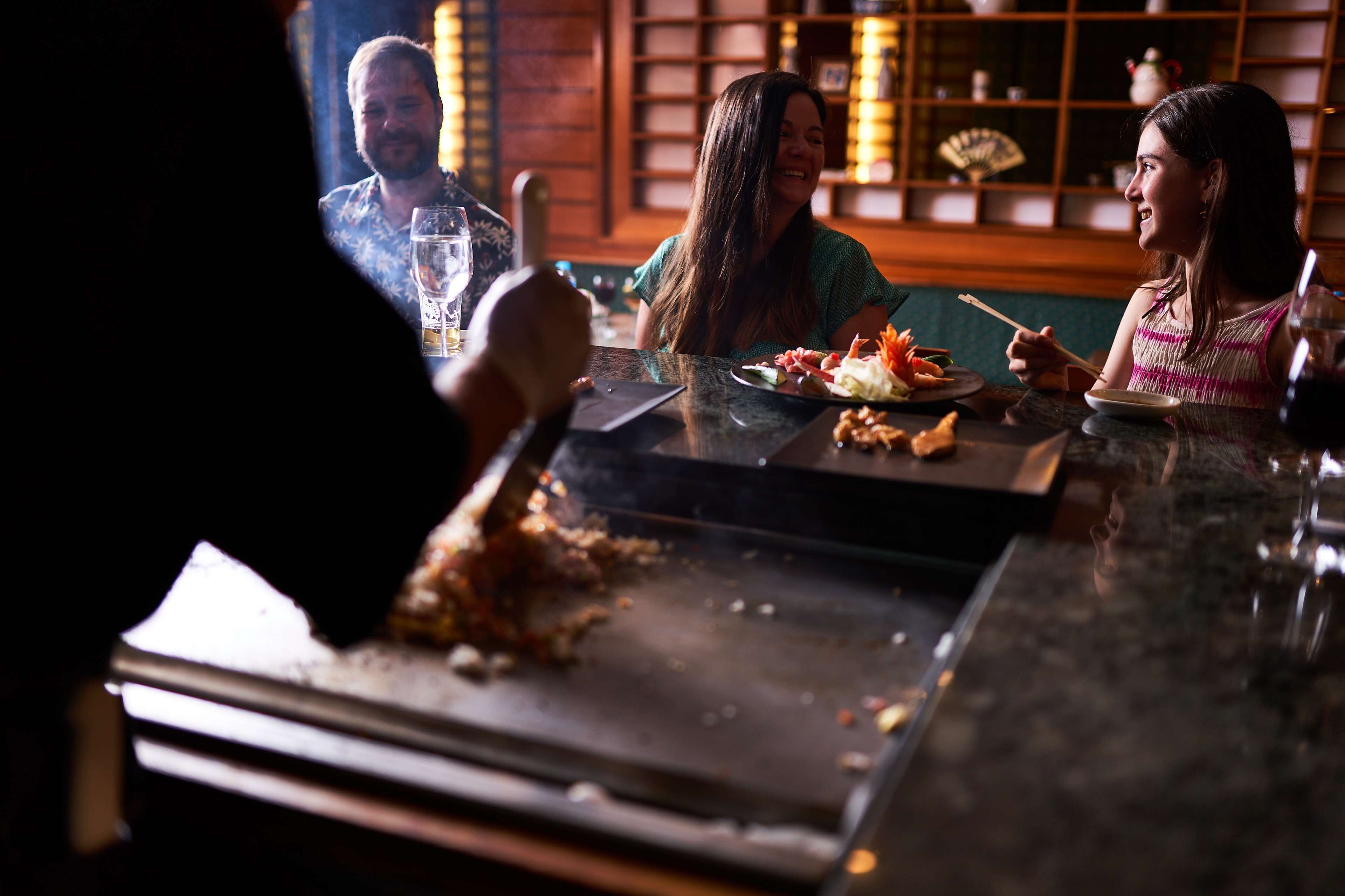 Un comedor con estación de parrilla y bar.